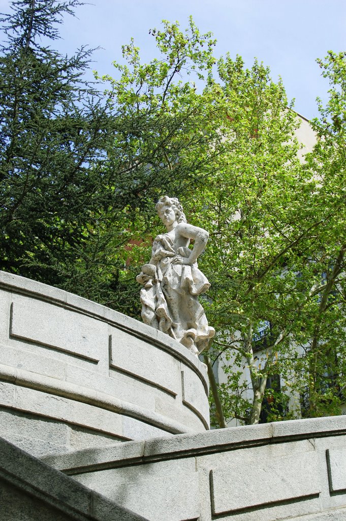 Estatua que no baja nunca las Escaleras by Manuel Sanchez