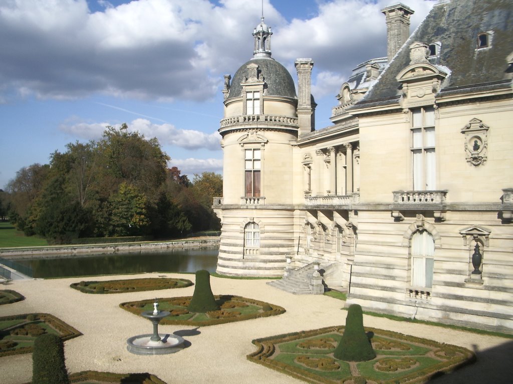 Vue sur le jardin de la volière, la Galerie des Cerfs et le Cabinet des gemmes. by X12