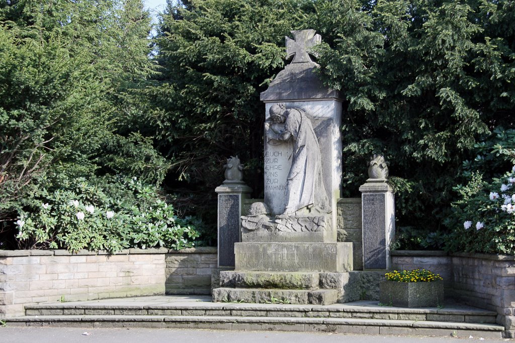 Das Ehrenmal in Wasserkurl by Holger Sangel