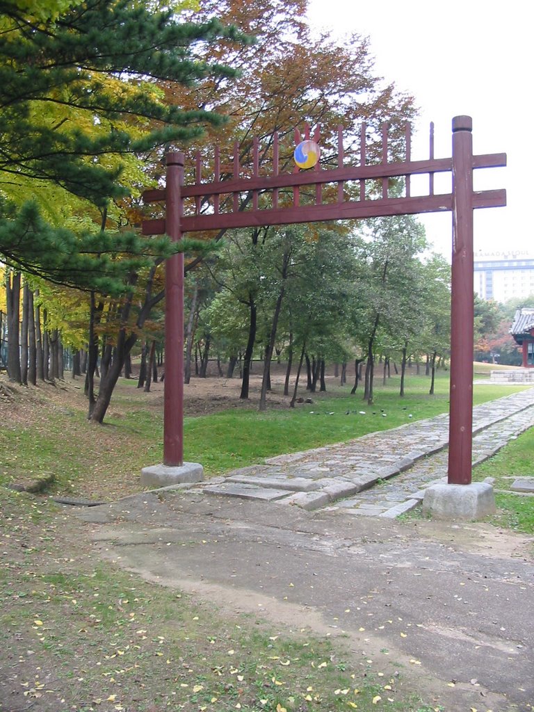 Gate at Seon Jeong Leung by jochent