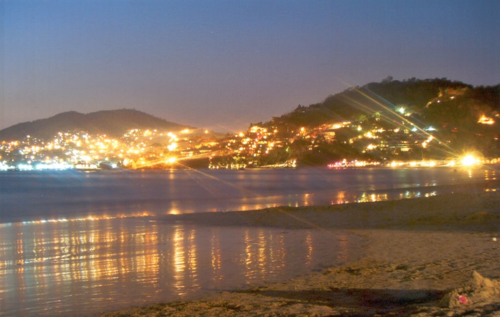 Anochecer en Playa La Ropa, Zihuatanejo, Guerrero by Alberto Juárez