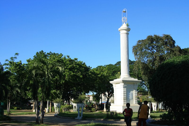 Plaza Independencia by Edgar J. Ediza