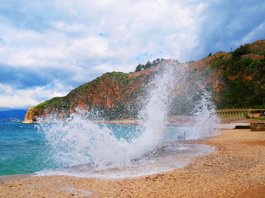 Σπάζοντας ..το κύμα.. by Petros Chasapis