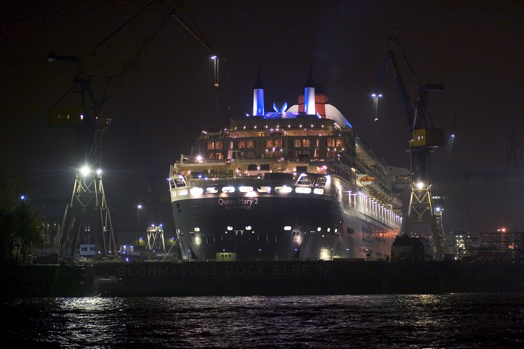 QM2 im Dock by mapasch