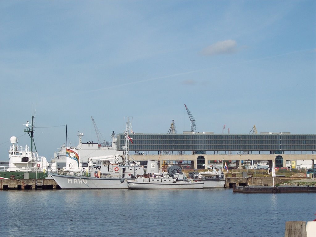 Kraanspoor van architecte Trude Hooykaas en het schip de Rainbow Warrior van Greanpeace. by Hans R van der Woude