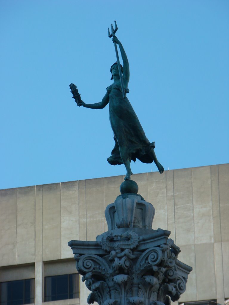 ESTATUA EN LA UNION SQUARE PARK, SAN FRANCISCO, CA, (Nilda) by Nilda Rodriguez