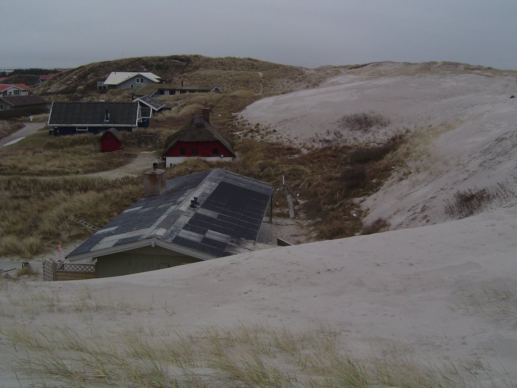 Die Dünen sind bedrohlich nahe. by Ingo van Hees