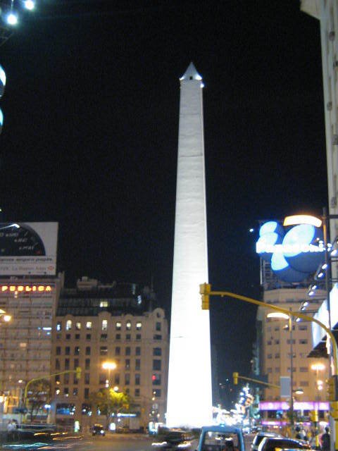 Obelisco en la Noche by Luis Galaz