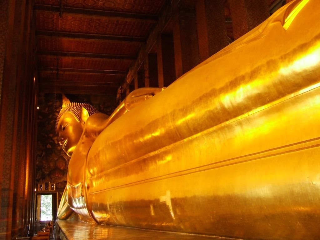 Bangkok giant lying buddha by Gilles FRANCOIS