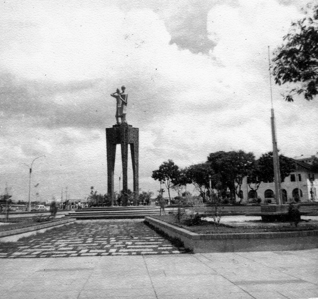 Statue des Soeurs TRUNG en 1962 by Pat BarbeBlues