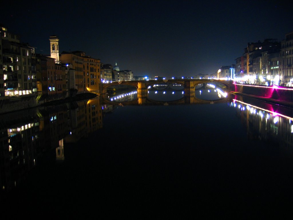 Vista nocturna del Puente Santa Trinita, desde puente Vecchio by robertvela