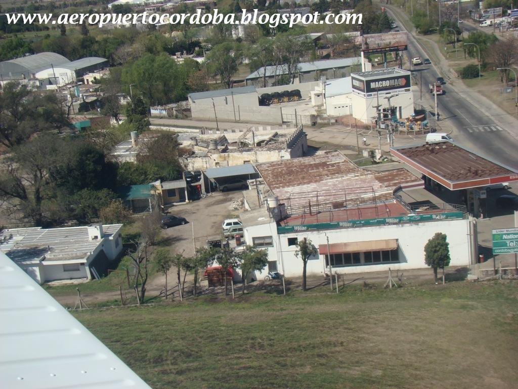 Vista de la estacion de servicio ESSO en final corta de RWY 05 by EmmanuelCBA