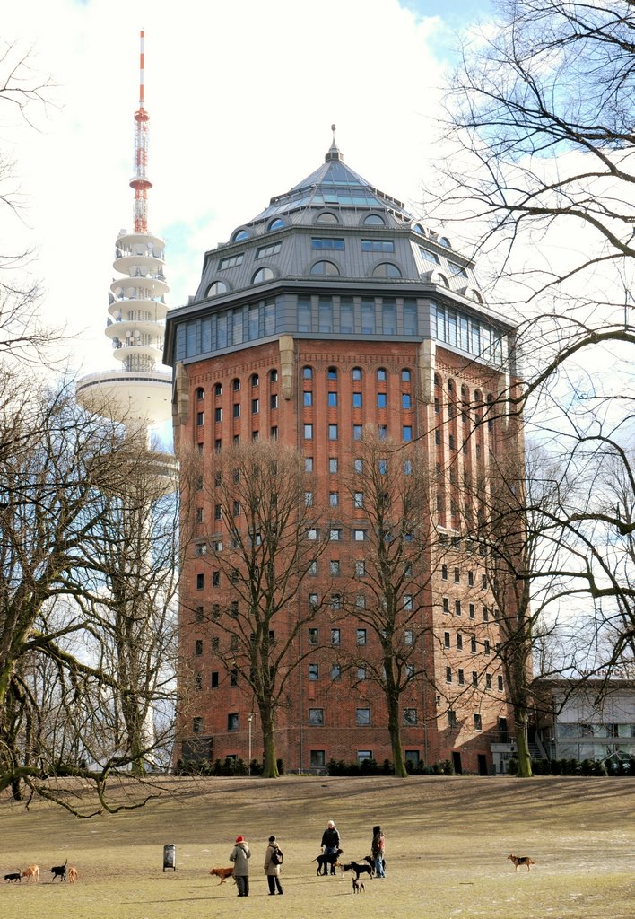 Im Sternschanzenpark, ehem. Wasserturm, heute Mövenpick Hotel by vp_hmbg-PRO PANORAMIO