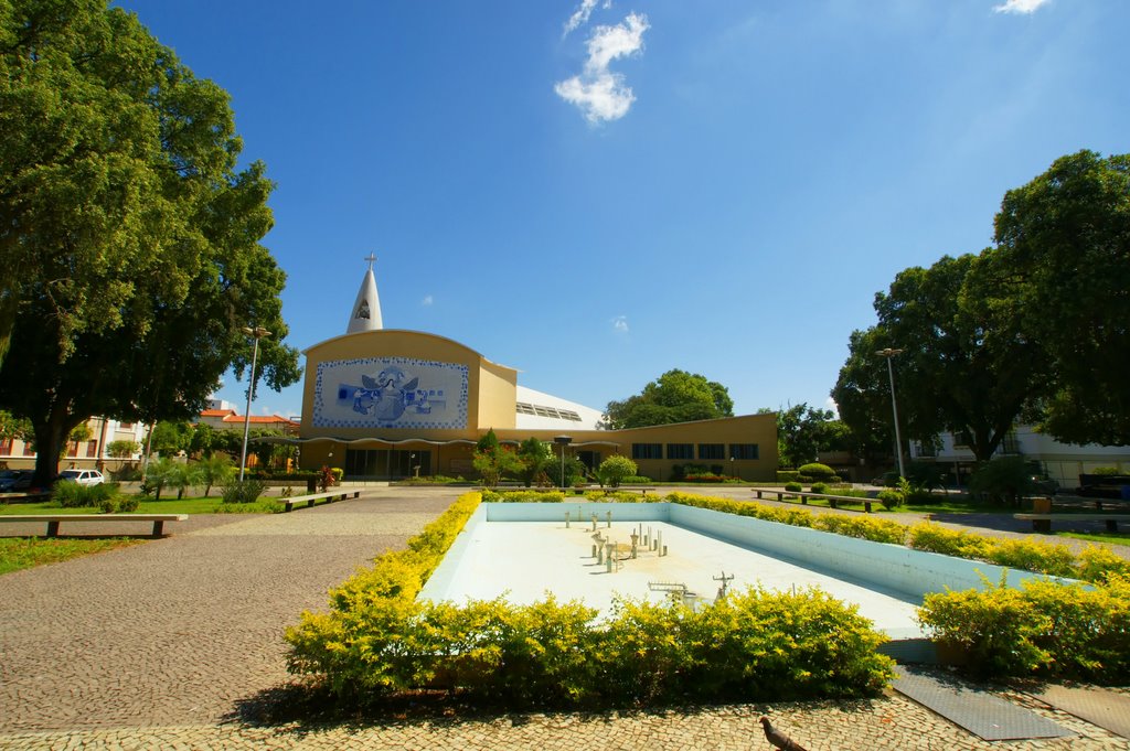 Chafaríz da Praça Santa Rita e ao fundo à Igreja de Santa Rita de Cássia by sgtrangel