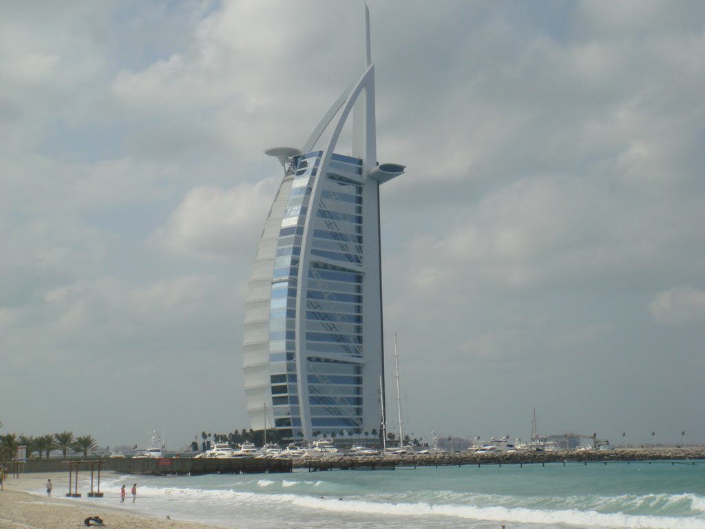 Ｂｕｒｊ Ａｌ Ａｒａｂ Ｂｅａｃｈ by Xiaotong Gao