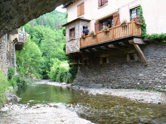 Estaing - affluent du Lot by jacquemy