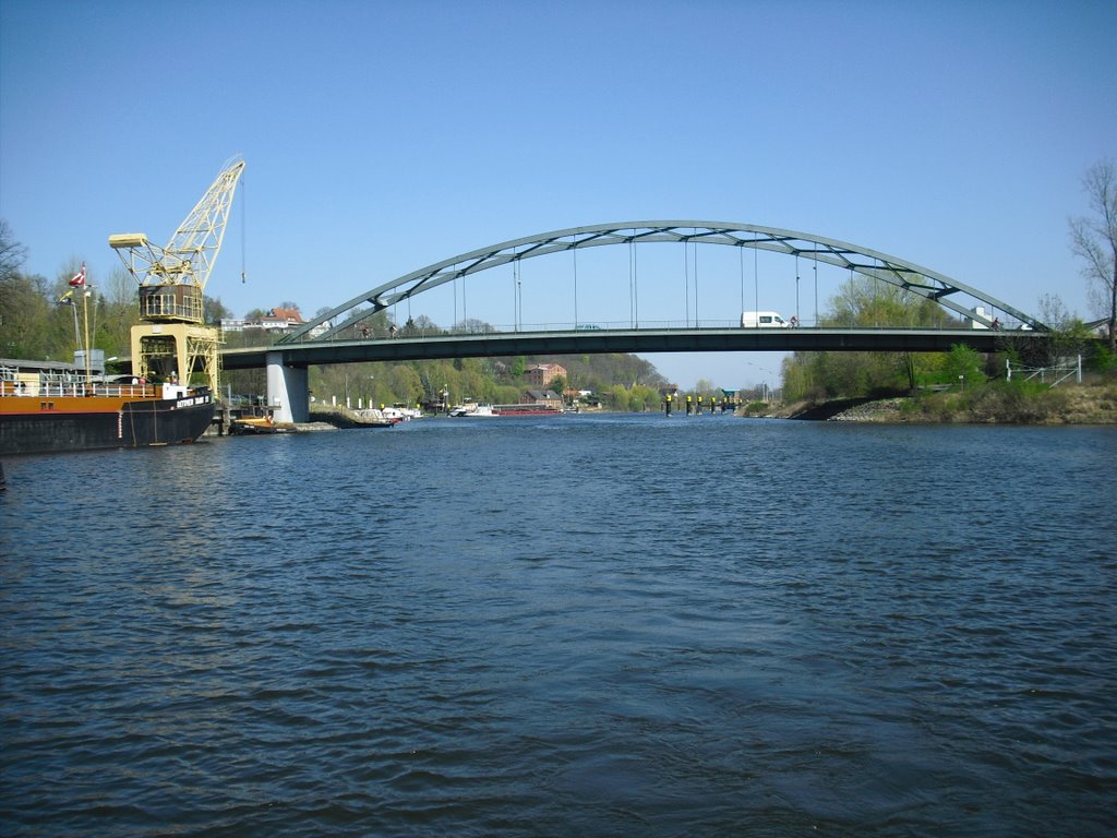 Zufahrt ELK Hamburg-Luebeck mit Eurobras-Yachtueberfuerung by matheusmanaus