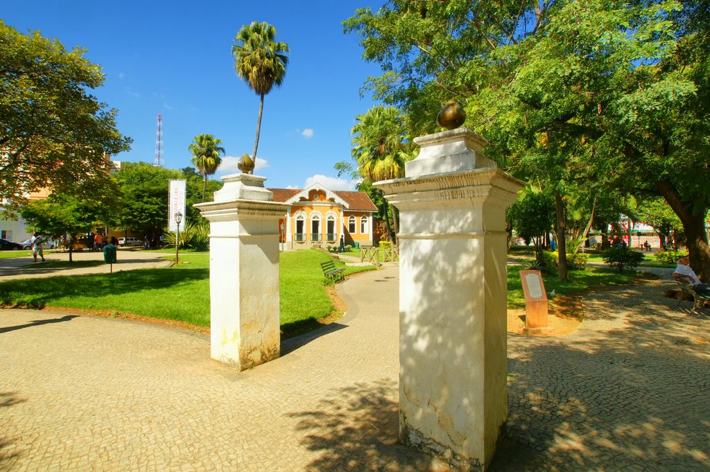 Praça Governador Valadares e ao fundo o Museu Chácara Dona Catarina, Cataguases by sgtrangel