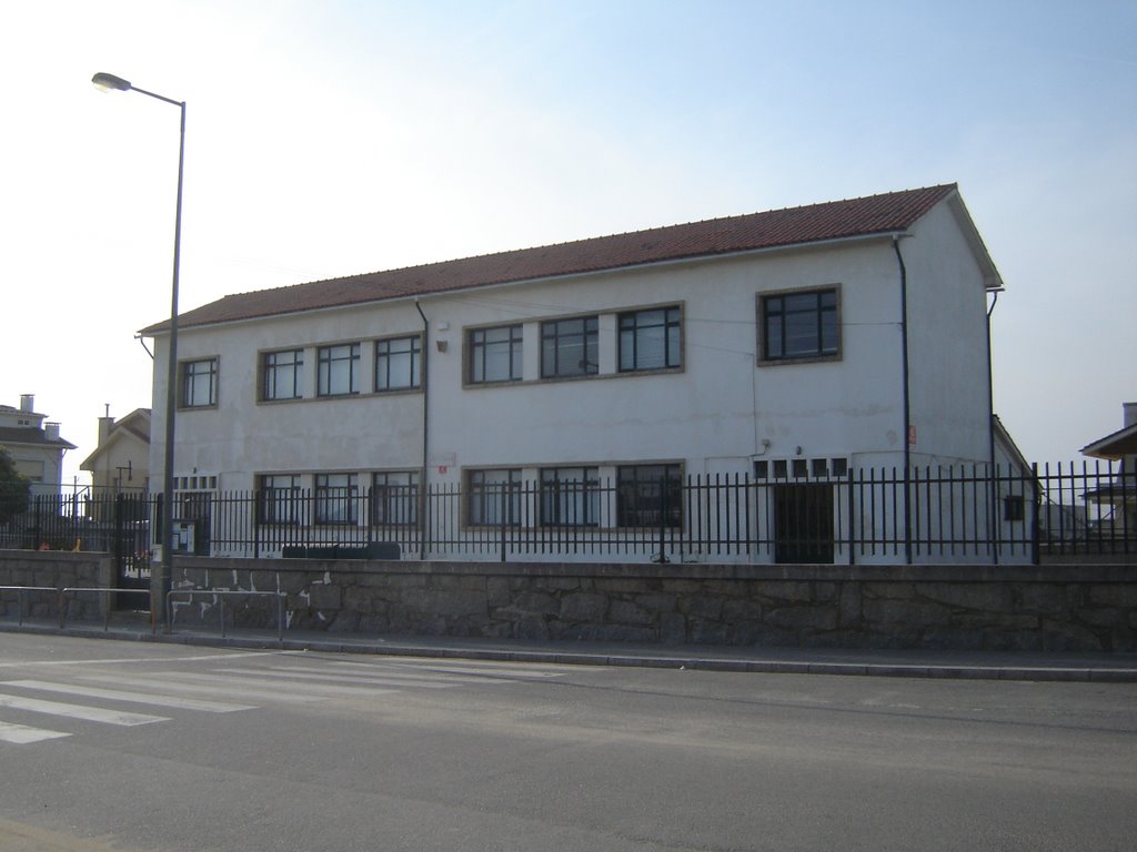 Escola primária da Praia da Aguda by Leonel Novo Maganinho