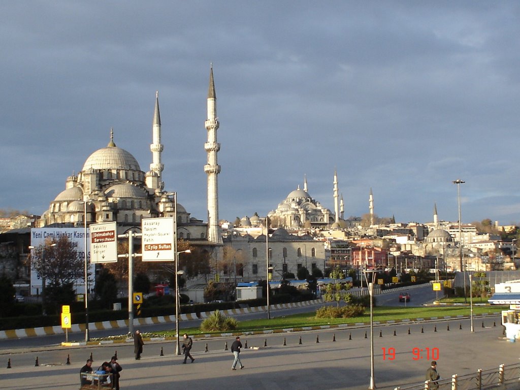 Monumental Mosques in Eminönü - Istanbul by ridvan tuncel