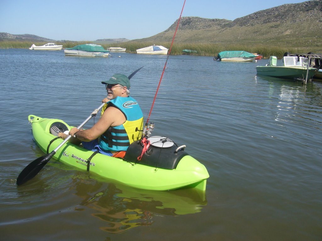 KAYAK EN LA BRAVA by Jose Luis Saracino