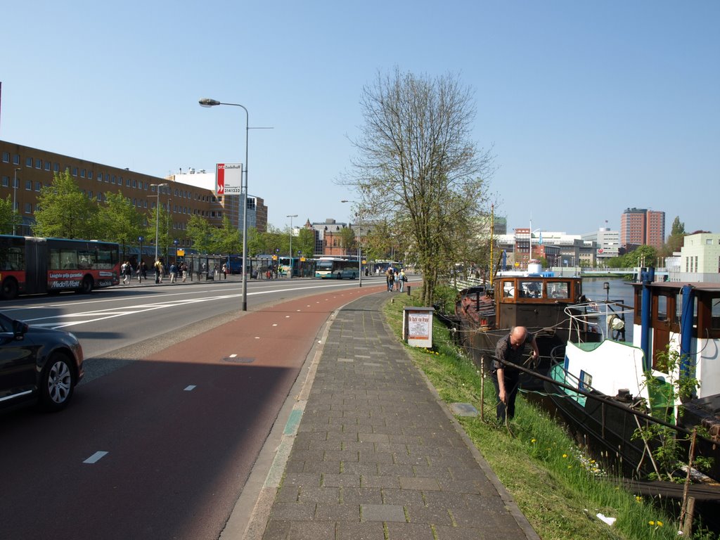 Stationsgebied met links 'Het Hunzehuys' van architect ir. J.A. van Belkum van Articon, het ontwerpbureau van de NS. by Hans R. van der Woud…