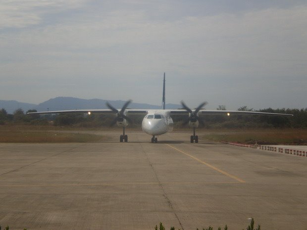 MA xian at Pakse airport by Sittichai