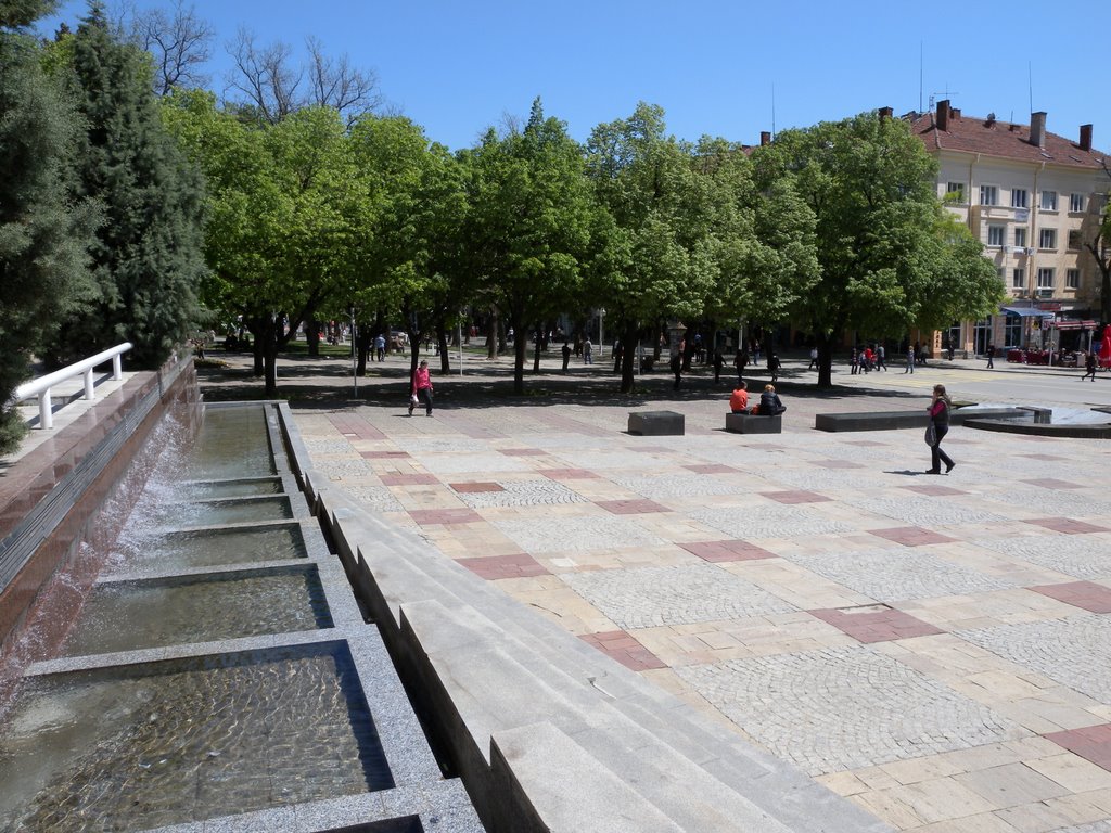 Brunnen vor der Stadtverwaltung in Stara Zagora by Helfmann