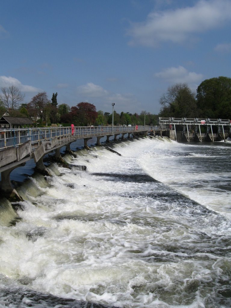 Boulter's Lock Weir by jayembee1969