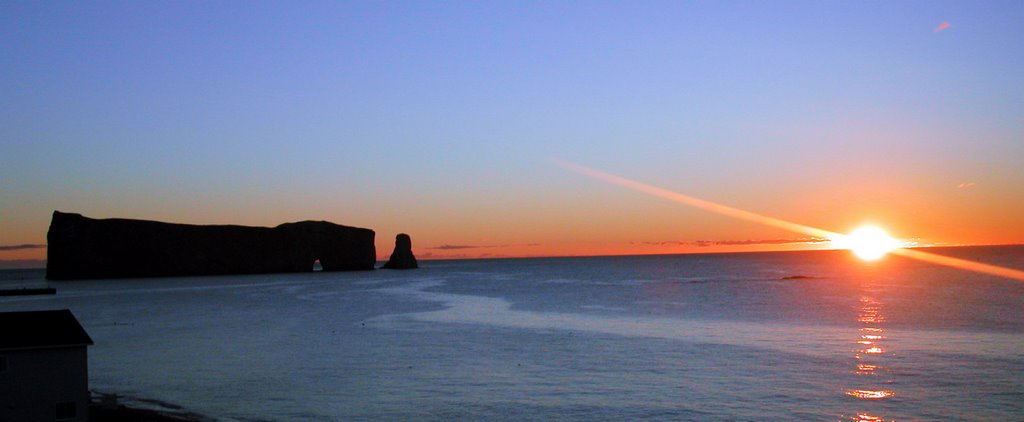 Canada - Gaspésie - Perce - Lever de soleil by Henri et Monique FRA…