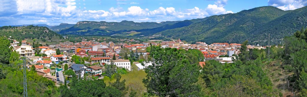 Panoràmica de Capellades des de la carretera de Vilafranca, sobre la Font Cuitora by joan miquel