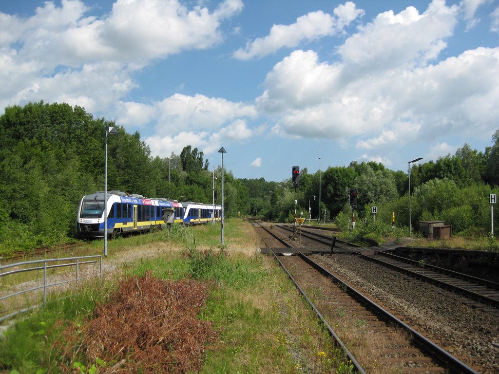 Sande - Bahnhof mit NordWestBahn-Zug (Strecke Oldenburg-Wilhelmshaven) by Robert-68