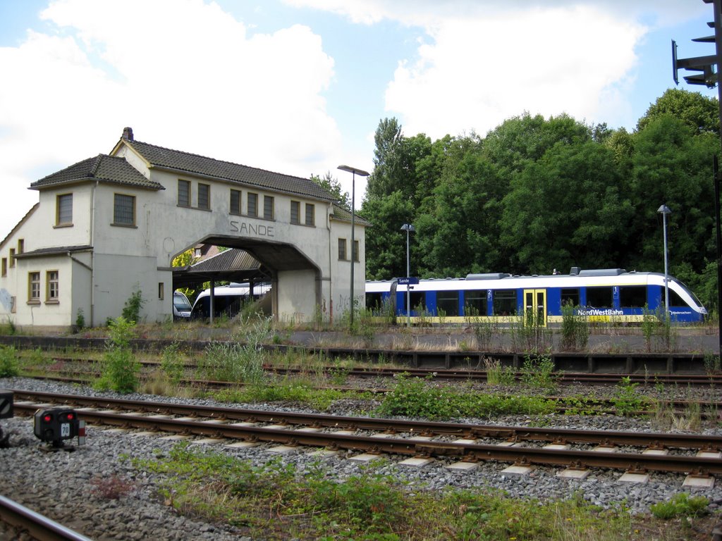 Sande - Bahnsteig/Bahnhof mit der Gleisquerung by Robert-68