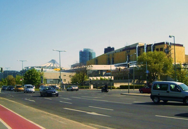 Berlin-Tiergarten: Blick zur Staatsbibliothek und dem Potsdamer Platz by dudeyberlin