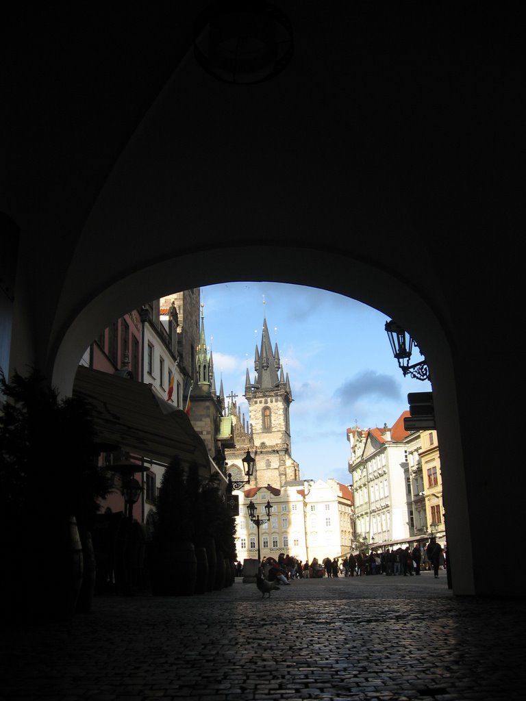 Scorcio della piazza dell'orologio a Praga by aniello romano