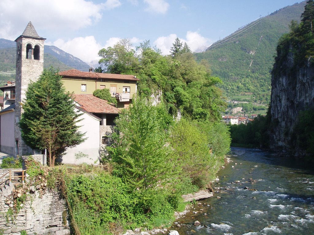 Malegno: chiesa di S. Maria e fiume Oglio by ducolipier