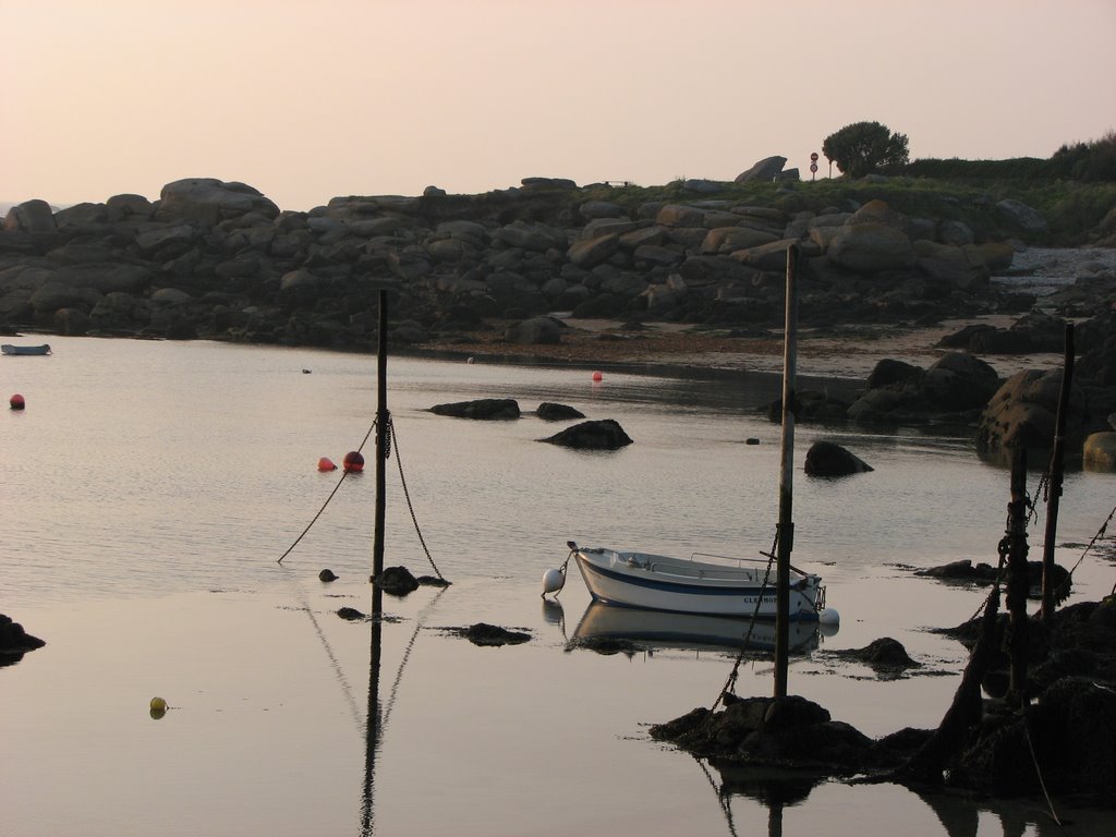 Petit port près de Porspoder. Des piquets de chêne servent encore de point d'amarrage : Très rare ! (2) by Eric DESRENTES