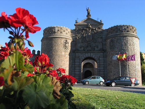 Puerta Bisagra by tveo