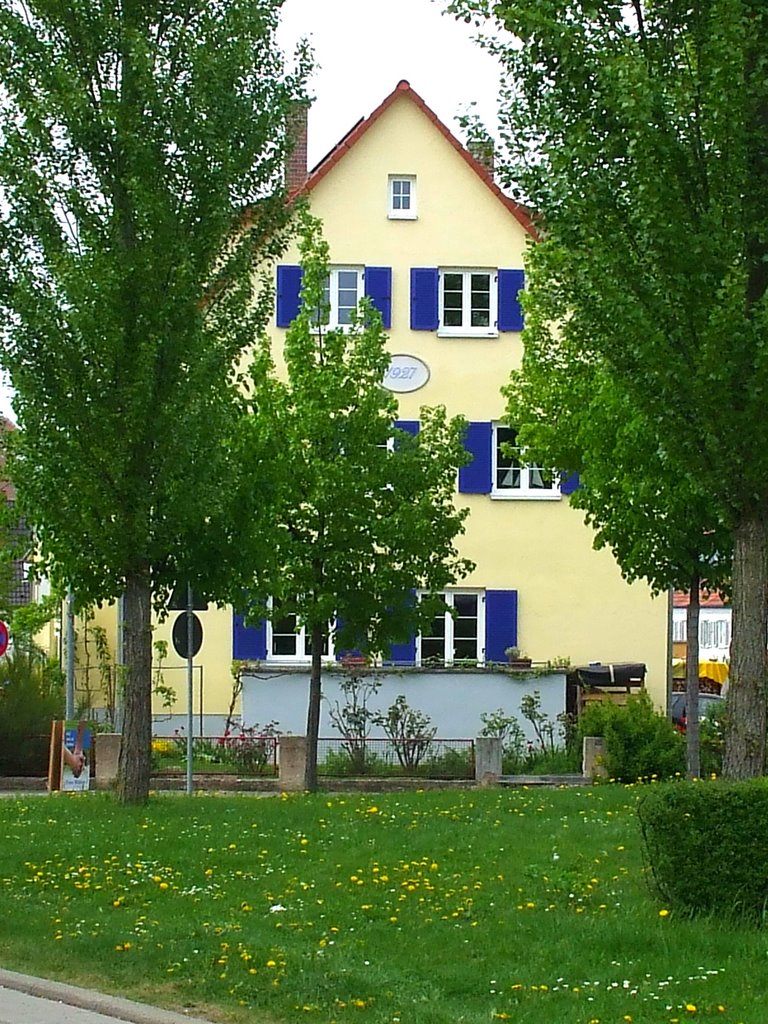 Blaue Fensterläden by Klaus Dieter Ruck