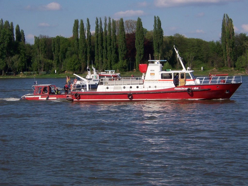 Feuerlöschboot 1 der Kölner Feuerwehr mit Rettungsboot Ursula by thomaskoeln