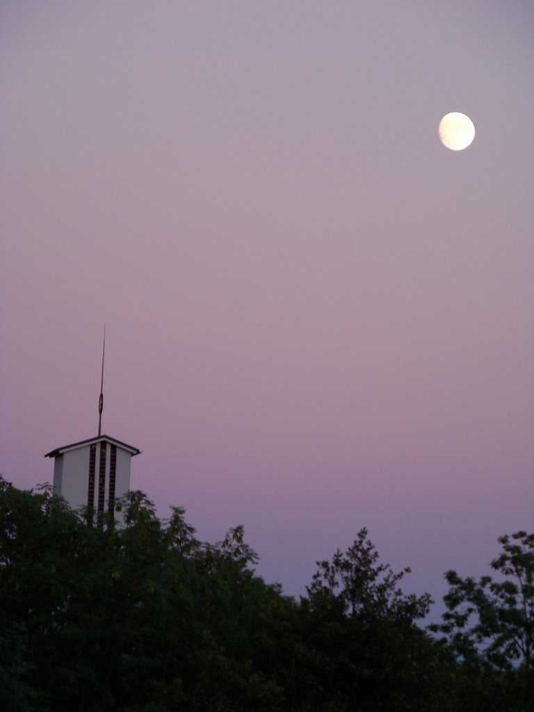 Evangelische Kirchturm am Abend by Sugar Maple