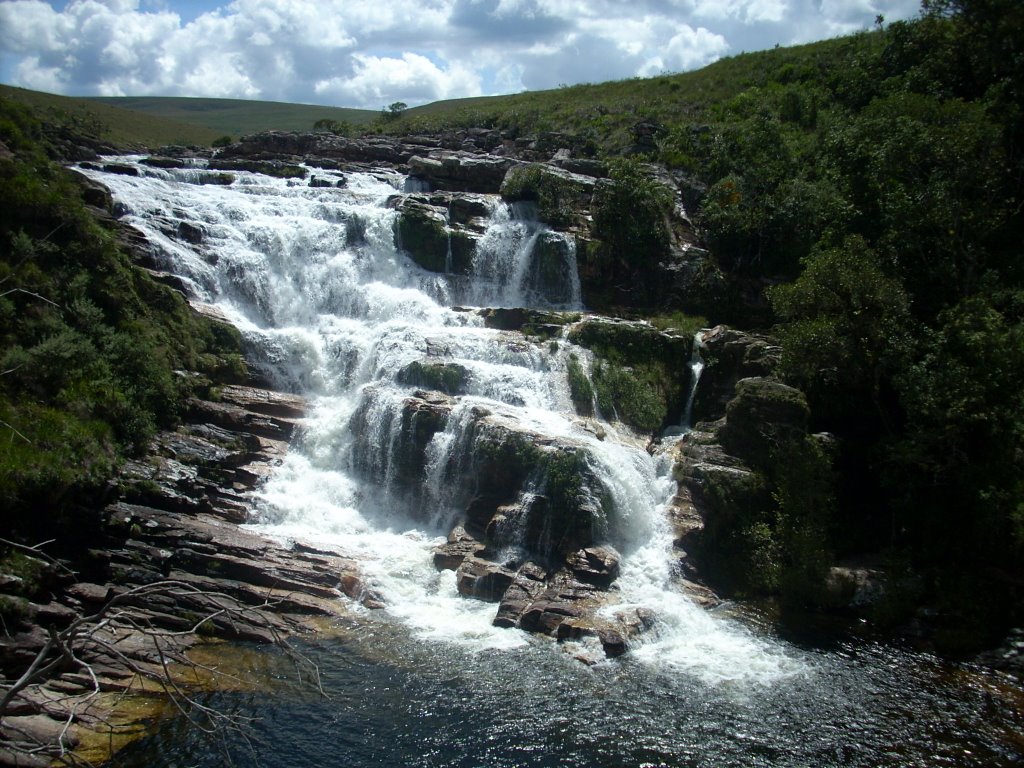 Cachoeira anterior à Casca D'anta #2 by Helio Caetano