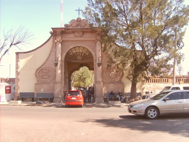 Entrada principal del panteon (main entrance to the cemetery in the city) by gera_vzqz