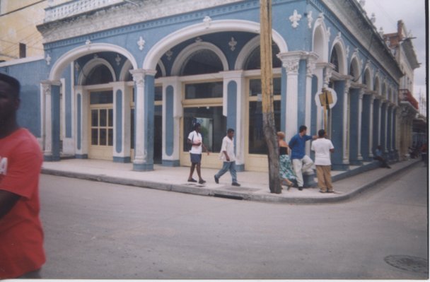 Calle Aguilera y Calixto Garcia by Gonzalo Dean