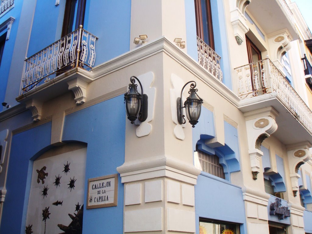 De la Capilla St. - Old San Juan, Puerto Rico by Francisco J. Hernánd…