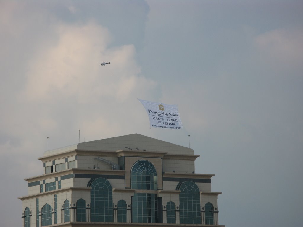 Helicopter carying a Add in Liwa Street - Abu Dhabi by leninaj