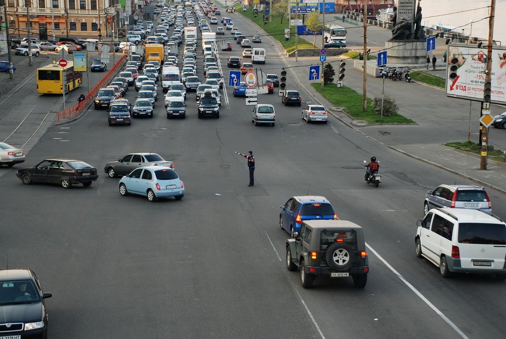 Traffic-controller in Kyiv by Sasha Moroz