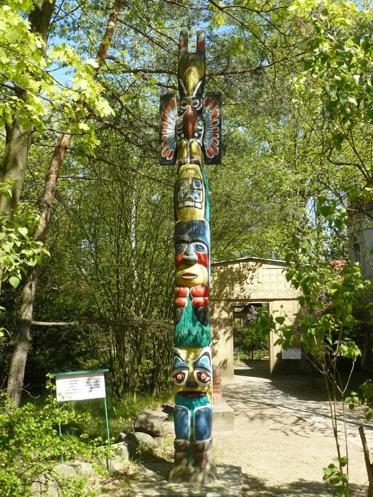 Museum of Arkady Fiedler: The Kawkiutl totem pole (Canada) by Maciej _K