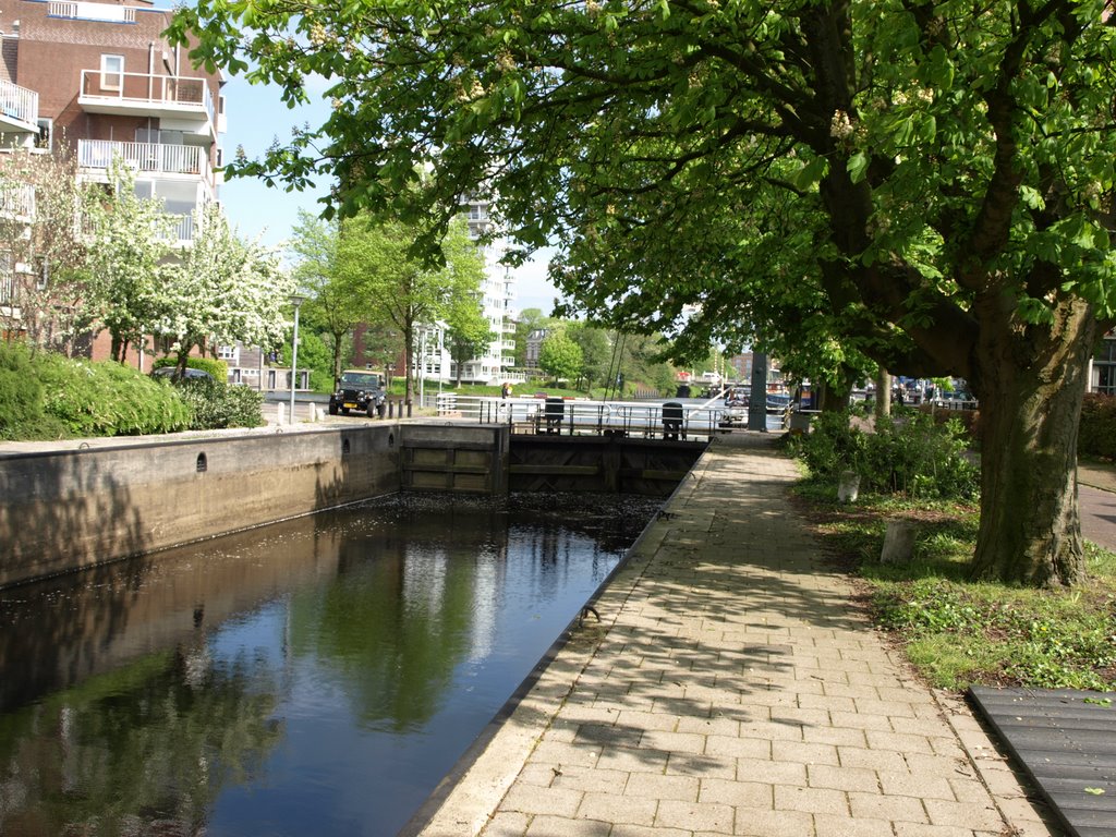 Bij de Sluis by Hans R. van der Woud…