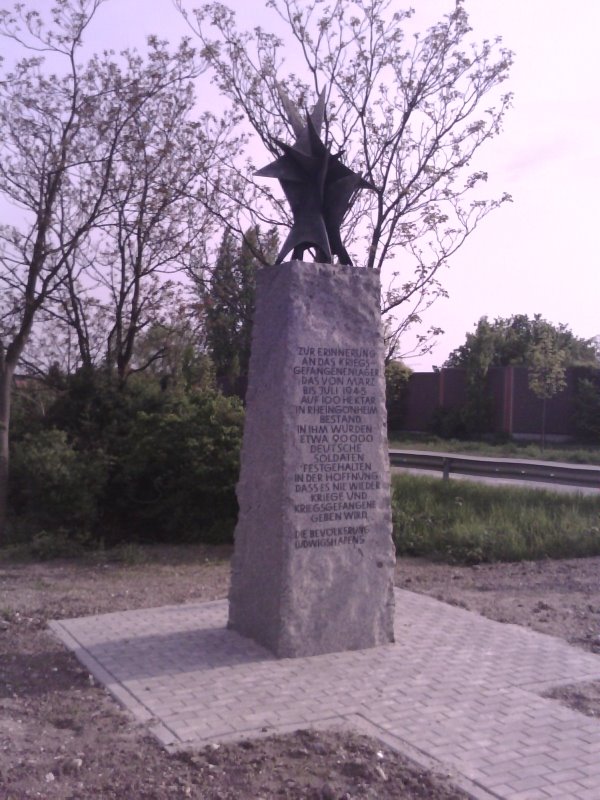 Rheingönheim Denkmal Rheinwiesenlager 1945 by Thopic